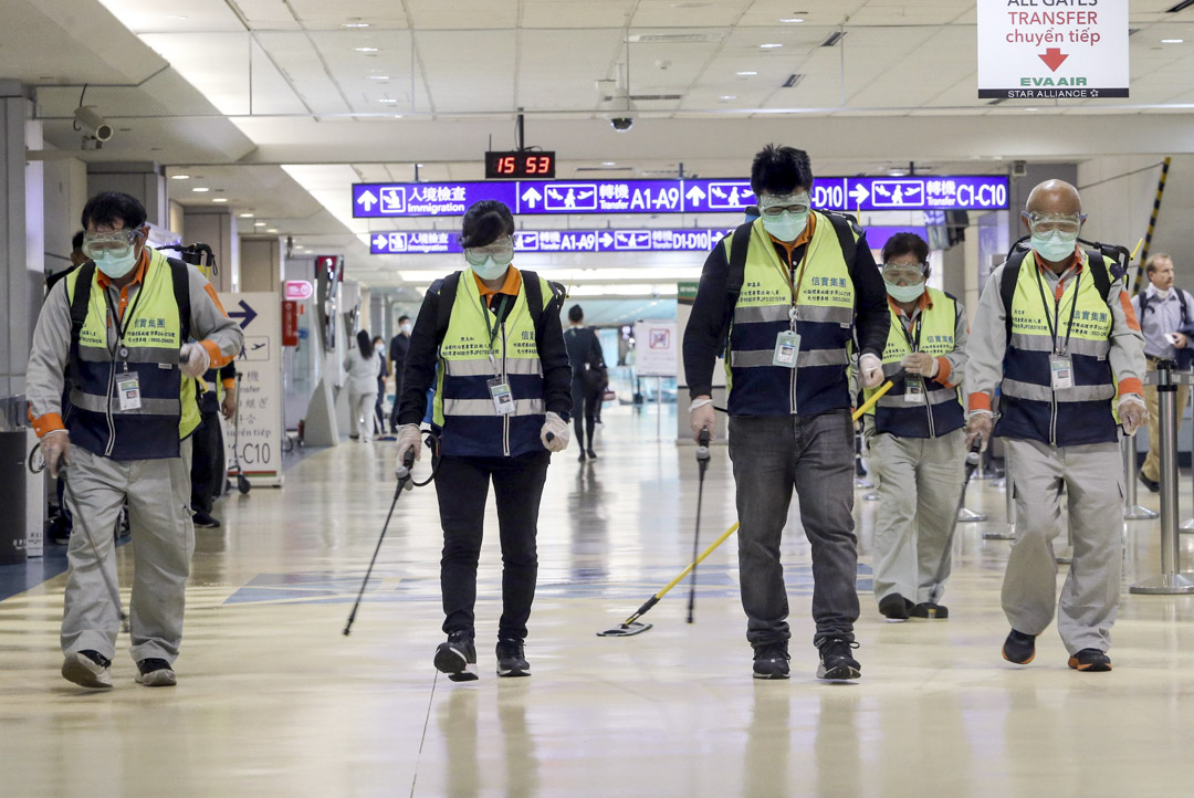 2020年1月22日，台灣桃園機場，職員正在進行消毒。