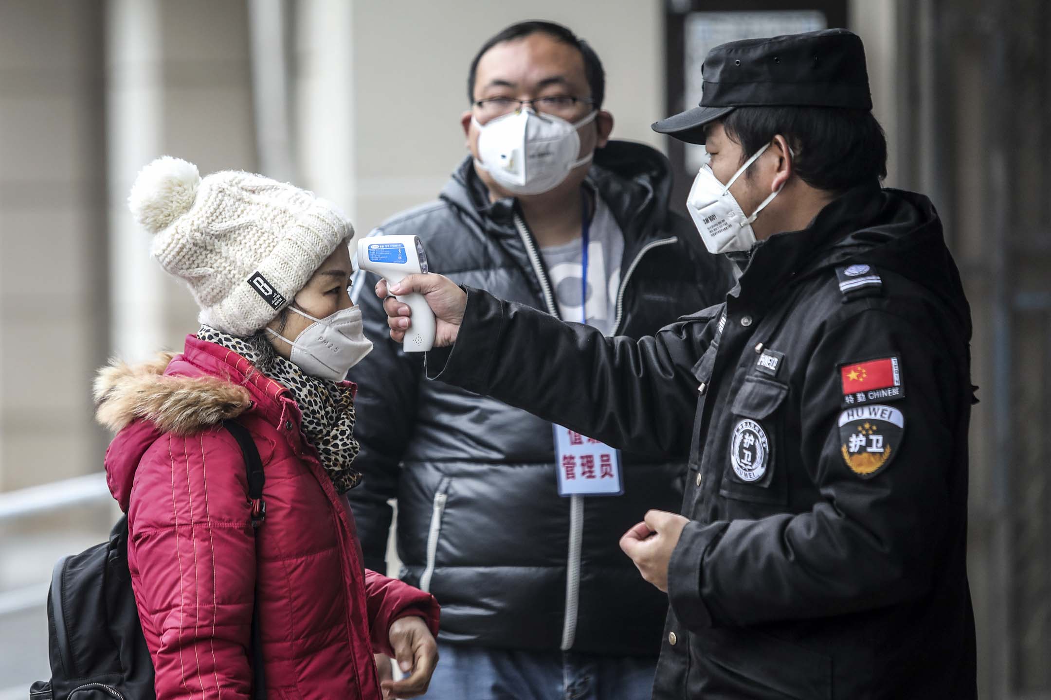 2020年1月22日，武汉市安全人员检查长江码头乘客的体温是否正常。 