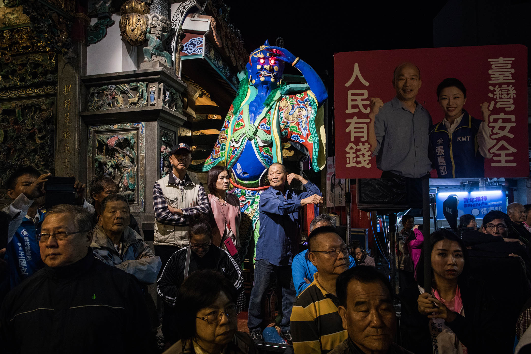 2019年12月14日，台灣雲林市麥寮拱範宮，民眾等待總統候選人韓國瑜進廟拜祭媽祖。