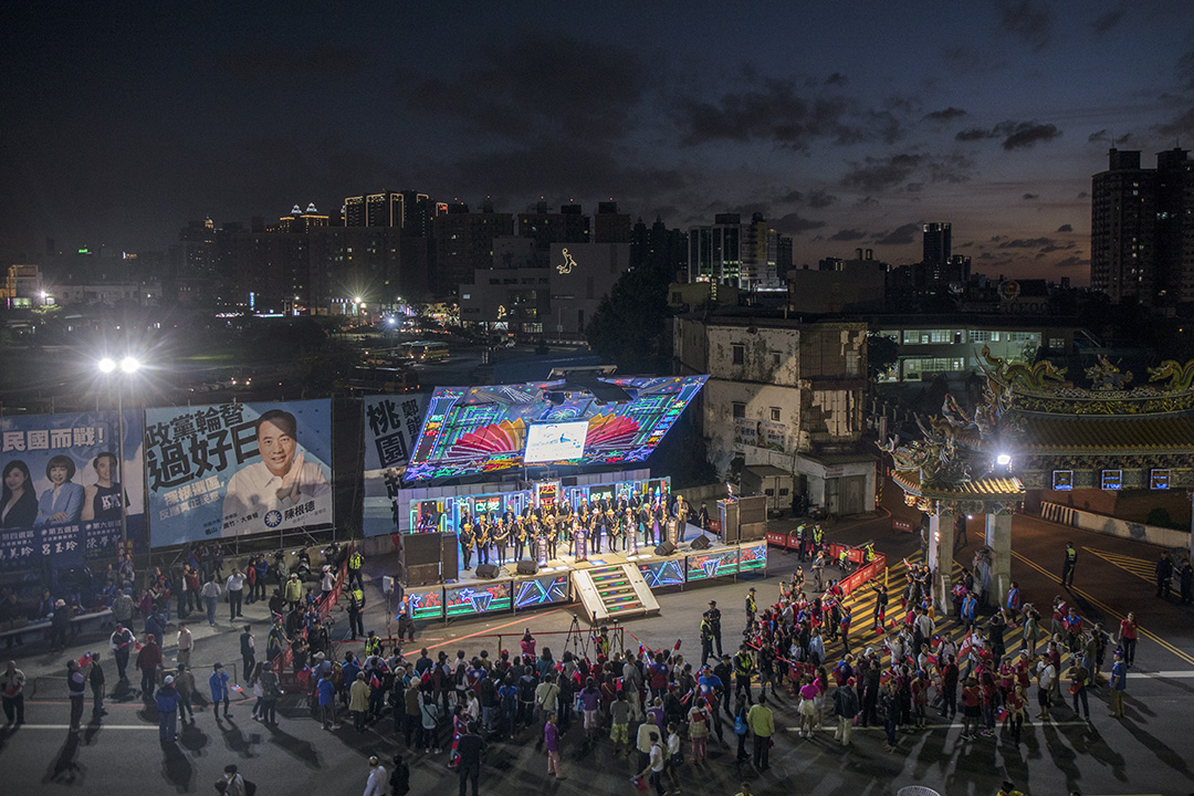 2019年11月1日，總統候選人韓國瑜在桃園五福宮廟前造勢，民眾圍著一架舞台車欣賞表演。