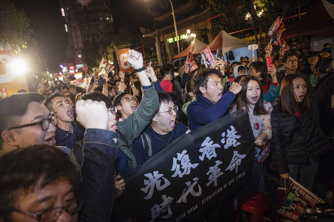 2020年1月9日台北龙山寺，民进党支持的无党籍台北市立委候选人林昶佐举行造势晚会，一班香港的区议员在高呼“光复香港，时代革命”。