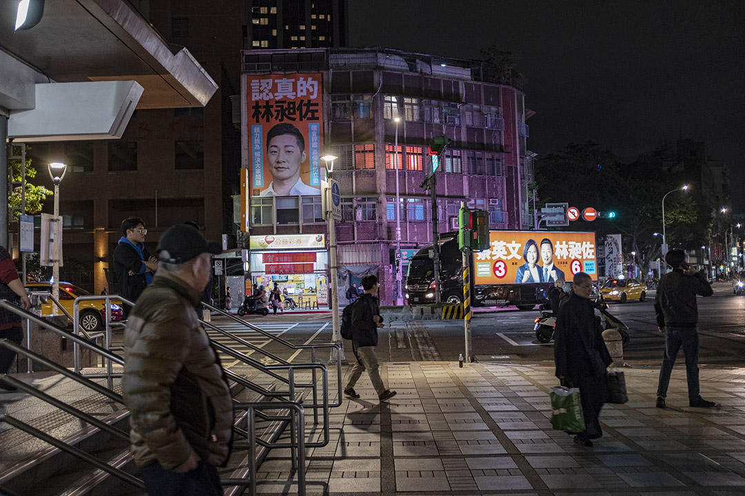 2019年12月25日，台北龙山寺捷运站出口。