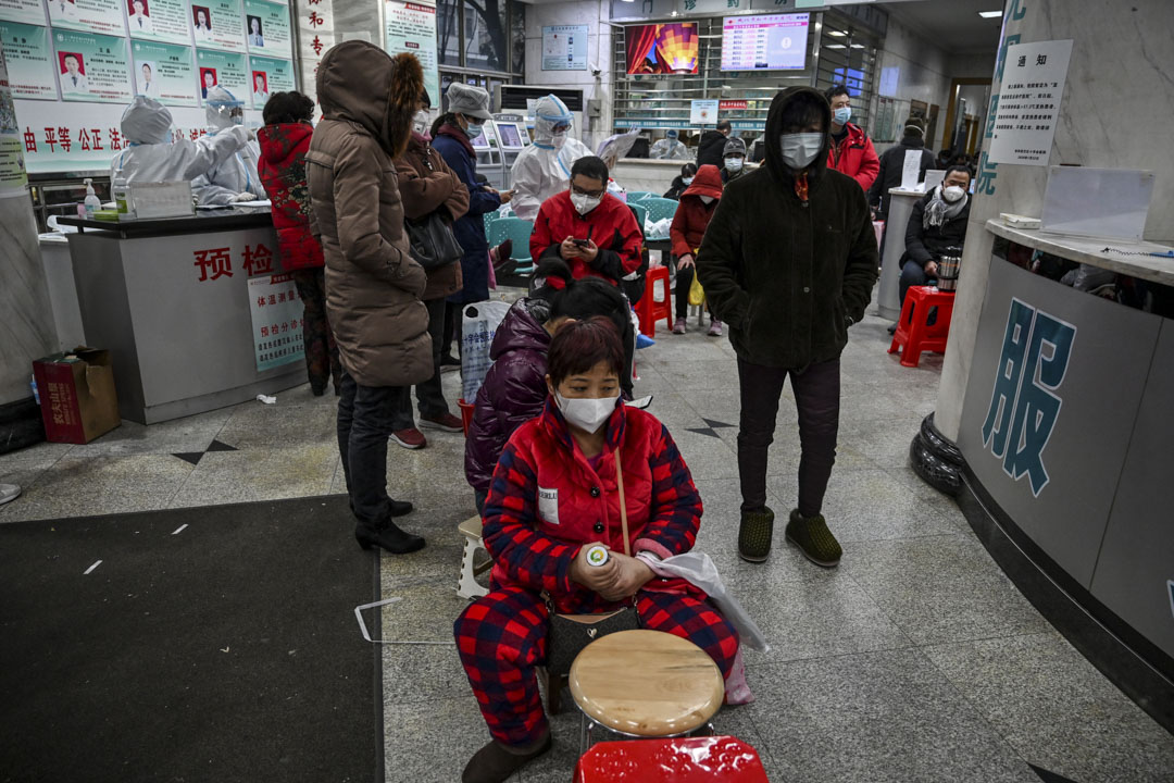 2020年1月25日，人们戴著口罩在武汉市红十字会医院等待医疗救助。