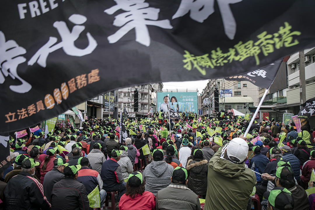 2019年12月7日，王定宇在台南举行造势活动，蔡英文为他站台助选。