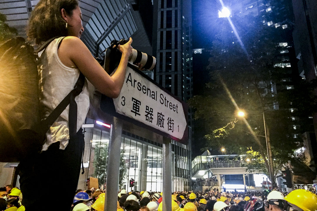 2019年6月21日，伊藤诗织在“反修例”示威者包围湾仔警署的现场。