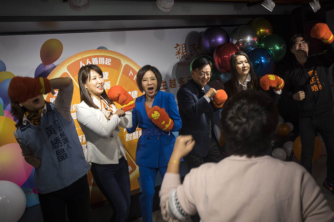 2019年12月6日，親民黨總統參選人宋楚瑜競辦發言人于美人與黨不分區立委提名人在記者會上跳舞。