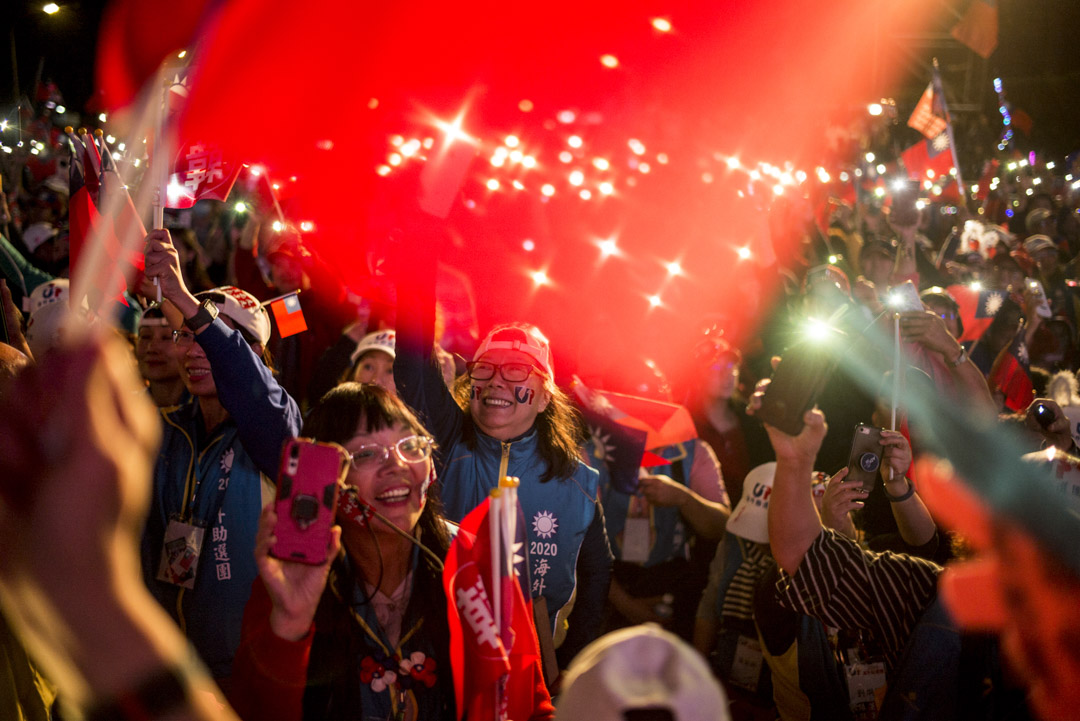 2020年1月9日，韓國瑜在凱道舉辦造勢晚會，韓辦宣布現場人數達一百萬，參加者打開手機燈。