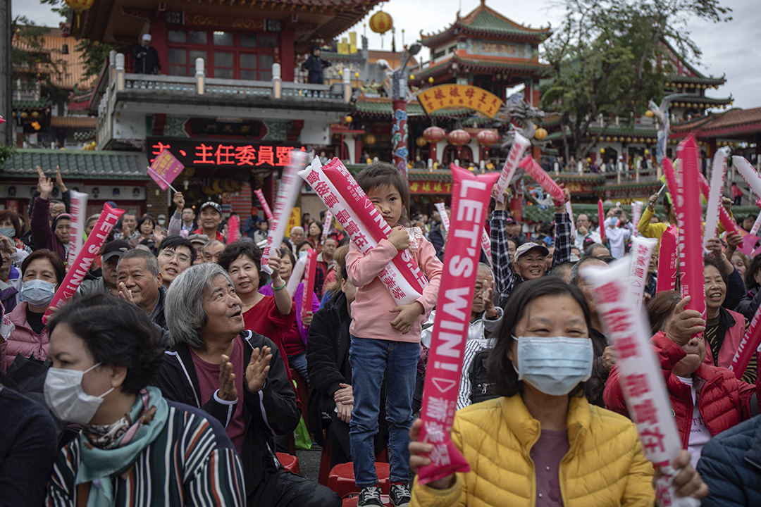 2019年12月28日，民進黨花蓮吉安鄉勝安宮前廣場舉行造勢活動，支持者在宮廟前觀賞台上表演。