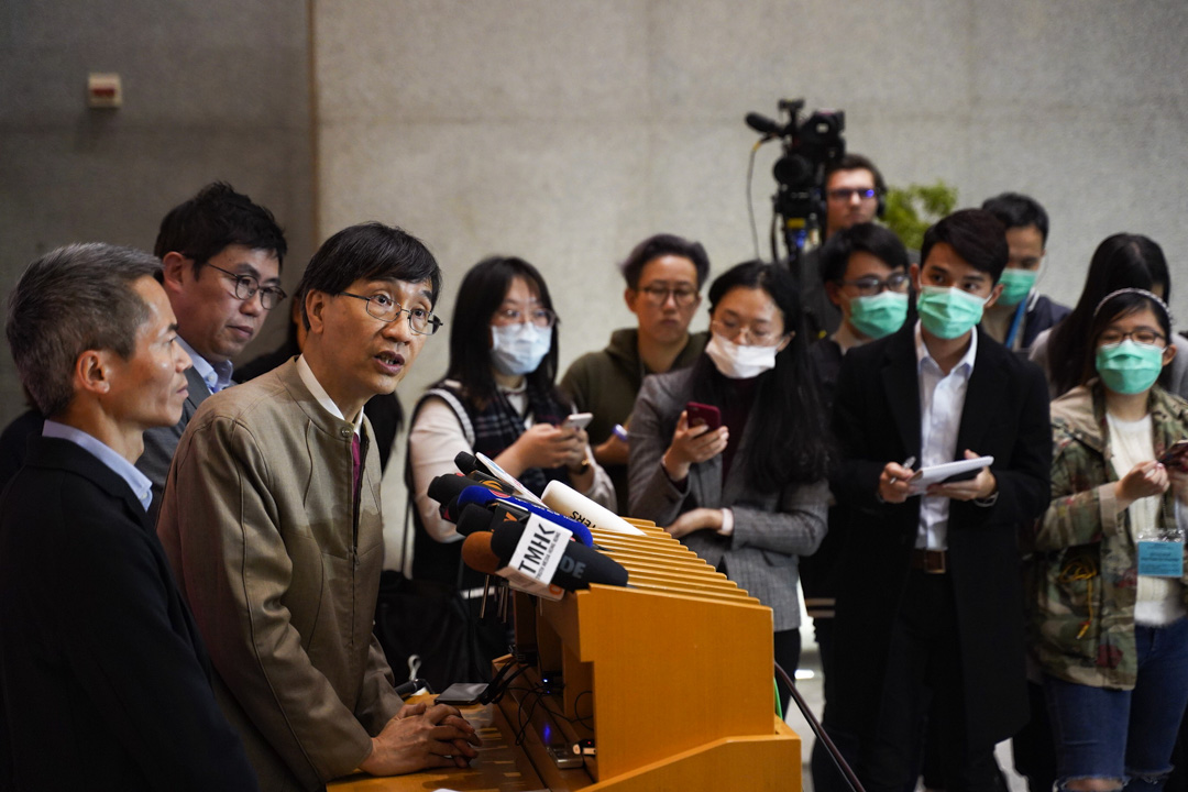 2020年1月21日，从武汉返港的港大传染病学讲座教授袁国勇会见传媒。