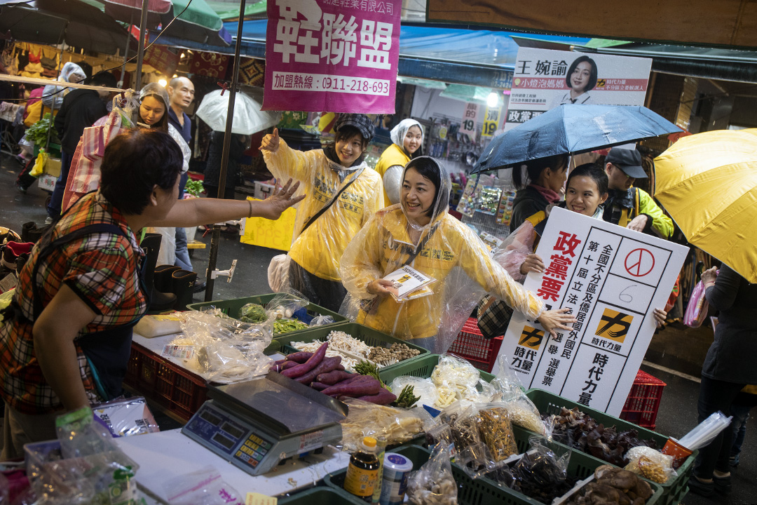 2019年12月18日，王婉谕在基隆扫街拜票。