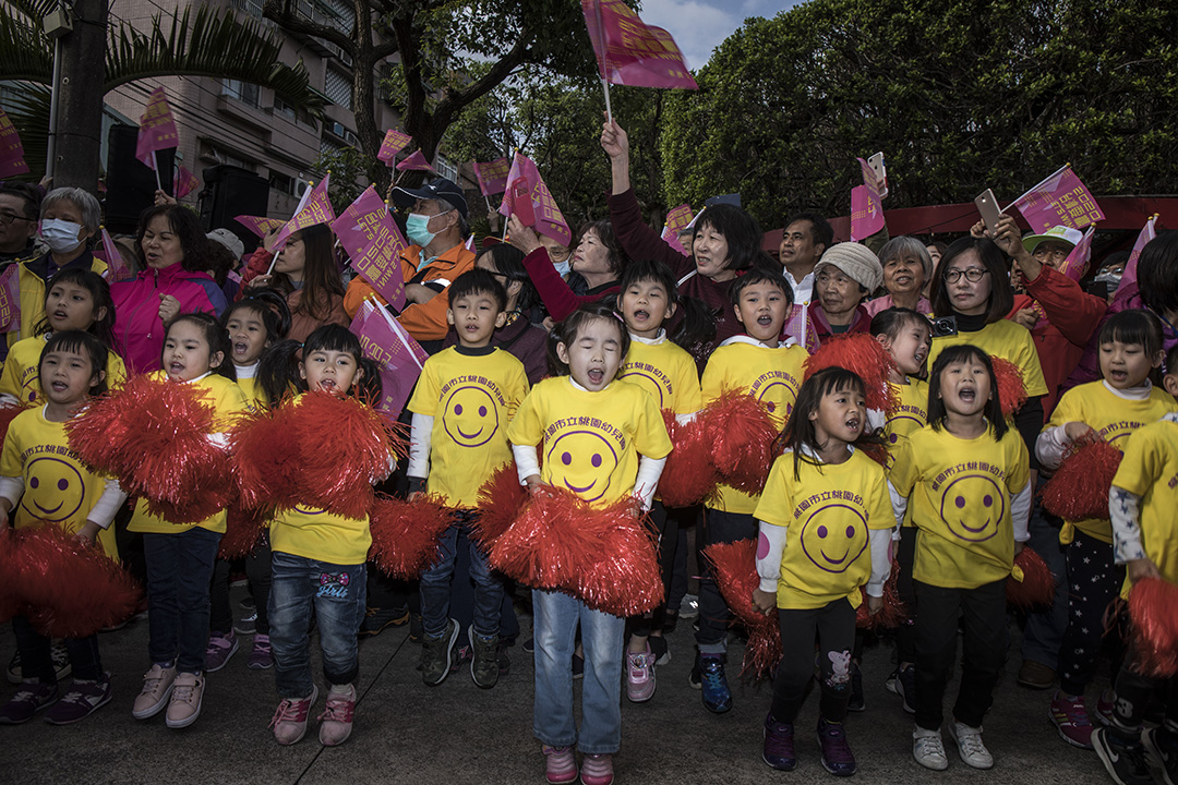 2019年12月3日，一班小孩在桃园一间宫庙欢迎蔡英文进庙。