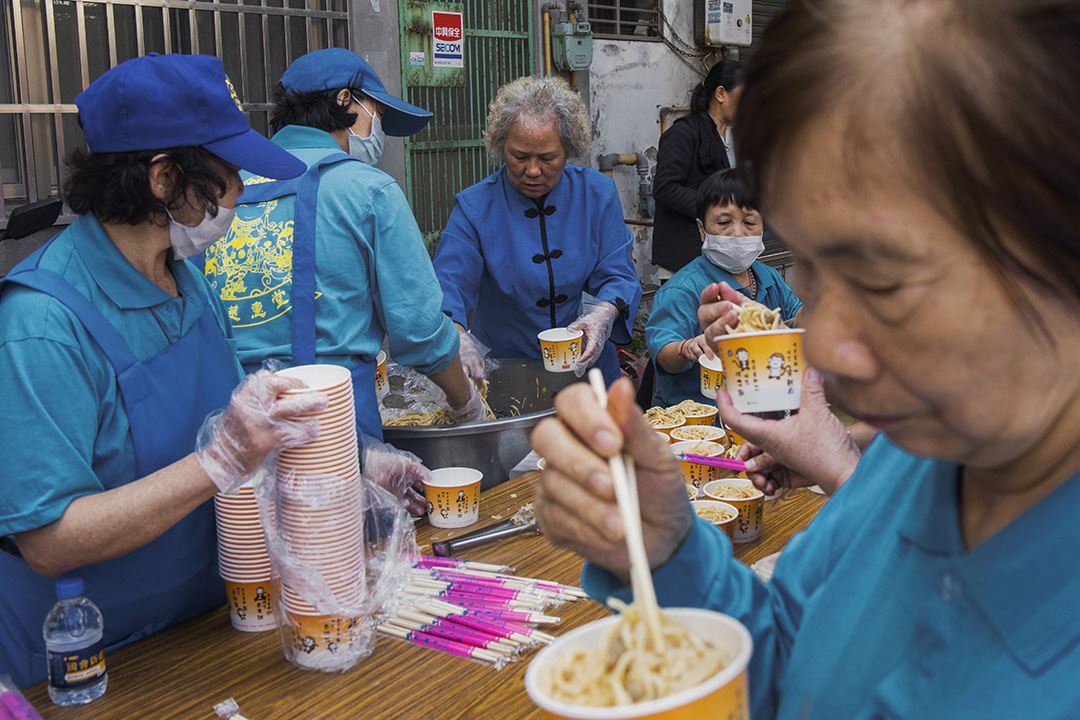 2019年11月1日，總統候選人韓國瑜在中壢一間宮廟參拜後，民眾在吃「選舉飯」。