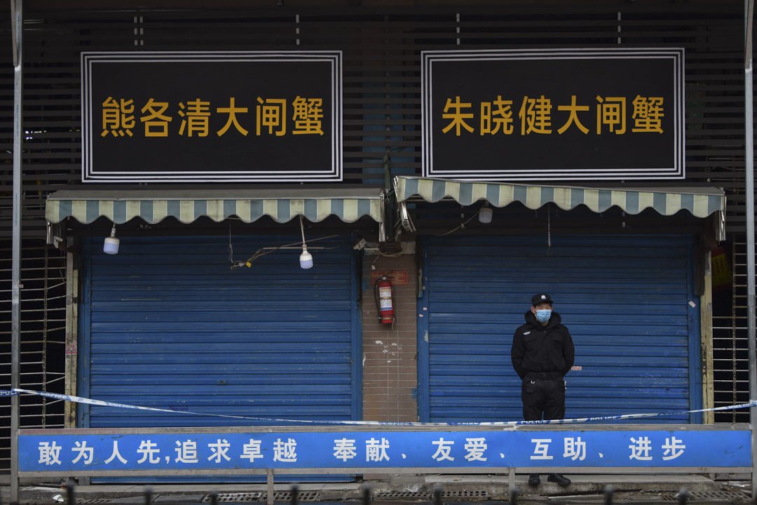 2020年1月24日，一名警卫站在武汉华南海鲜批发市场外。