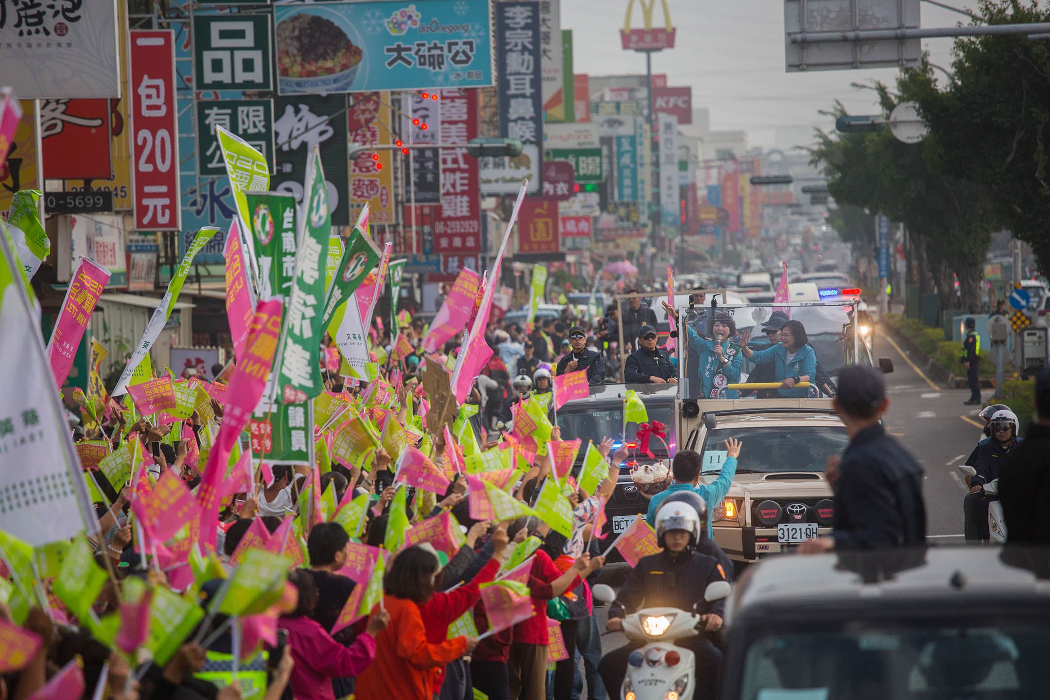 2020年1月6日，蔡英文于台南扫街拜票。