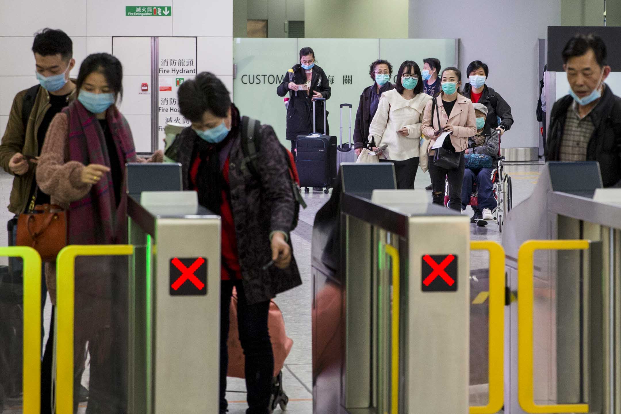 2010年1月21日，香港高铁西九龙站，不少从内地入境香港的旅客都戴上口罩。