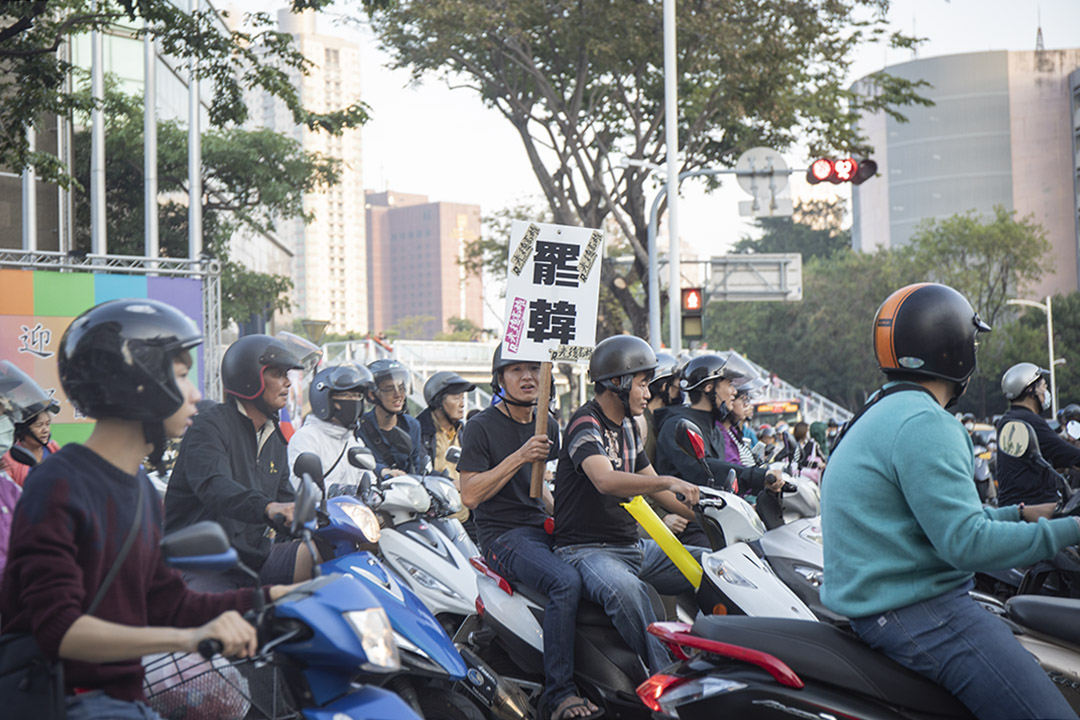 2019年12月21日高雄，市民在参加罢免韩国瑜的游行后骑车离开。