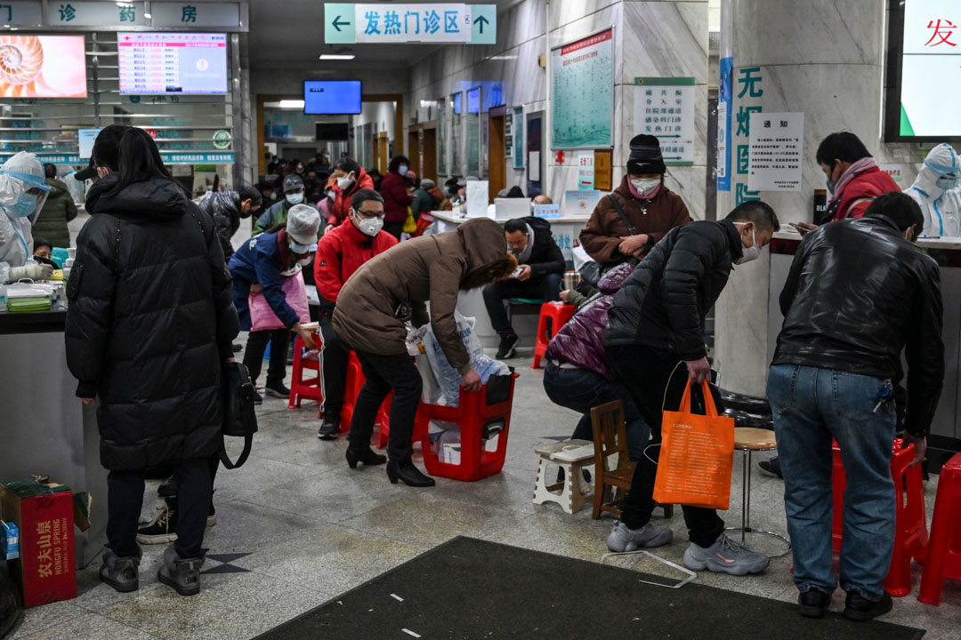 2020年1月25日，戴著口罩的病人在武漢紅十字會醫院等待醫療救助。