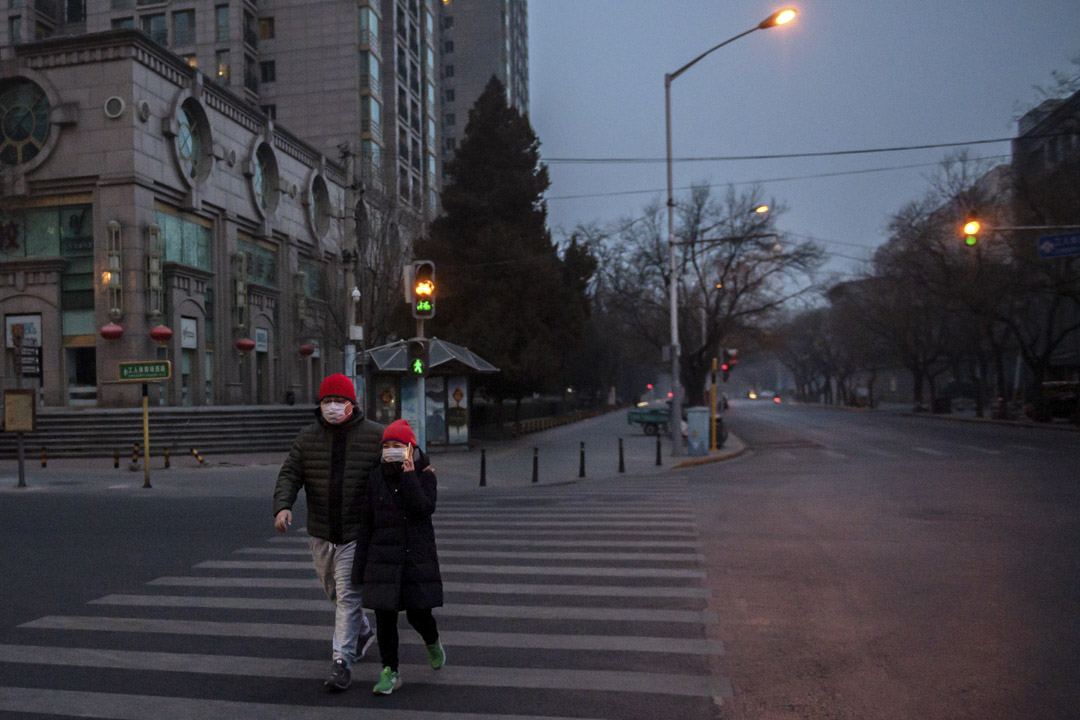 2020年1月28日，北京的道路上有行人路过。