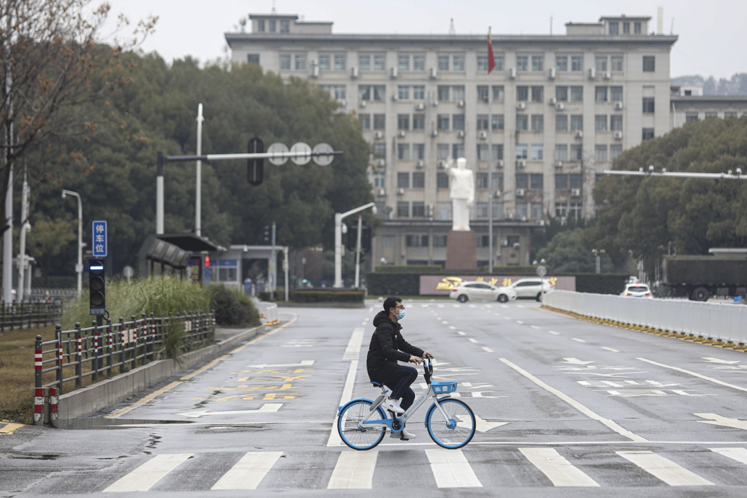 2020年2月7日，中国武汉的市民戴著口罩踏单车。