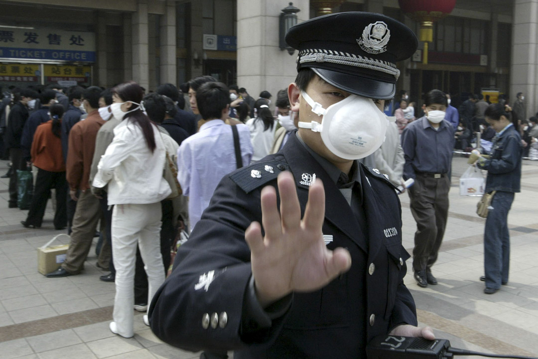 2003年4月25日，SARS期间一名北京警察试图阻止记者拍照。