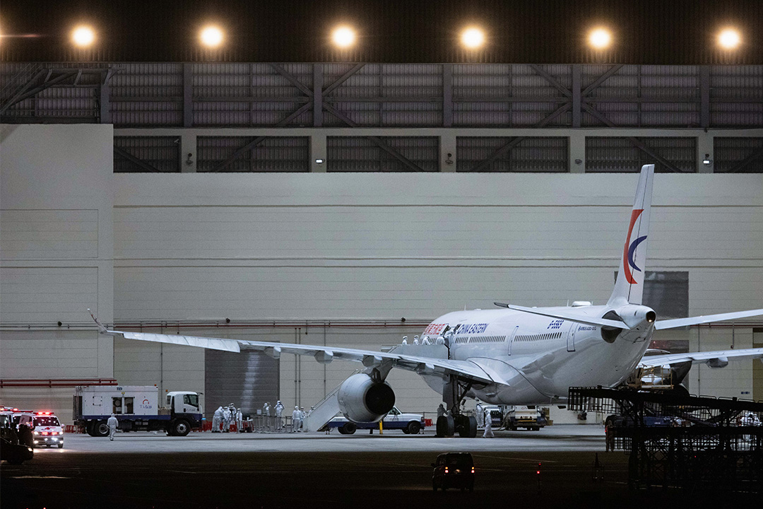 2020年2月3日桃園國際機場，武漢台商午夜抵達機場，飛機直接進入維修棚，醫護人員上機檢疫後安置隔離。