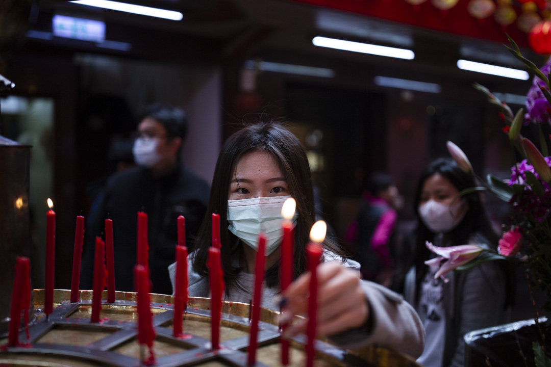 2020年2月18日，台北松山的一間宮廟內戴上口罩的信眾。