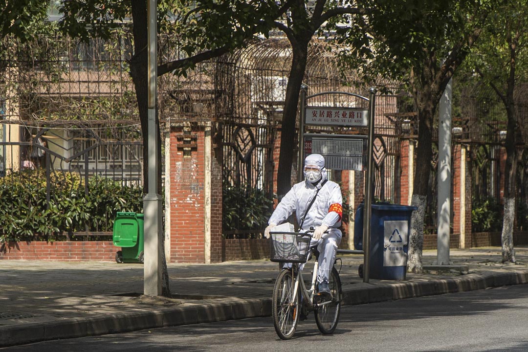 百步亭一名社區工作人員騎單車去買藥。