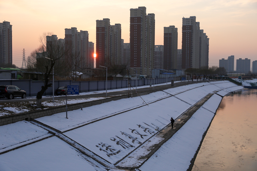 2020年2月8日，北京通惠河畔，市民前来悼念李文亮。