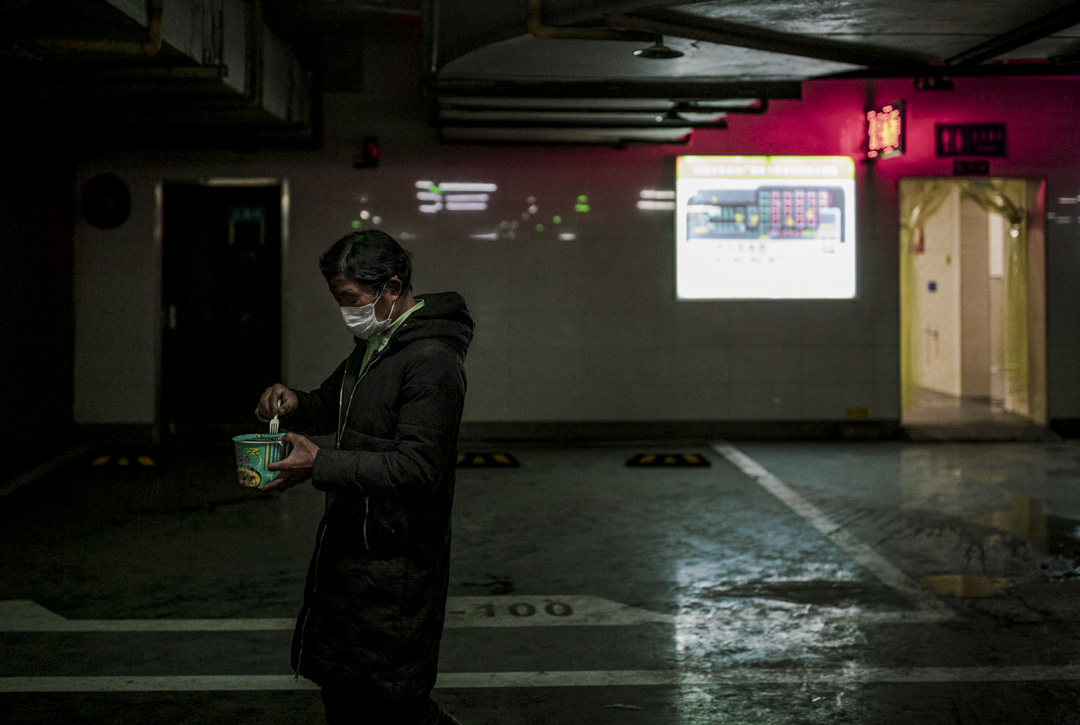 武昌火車站地下停車場內的滯留人員，用方便麪解決午餐。