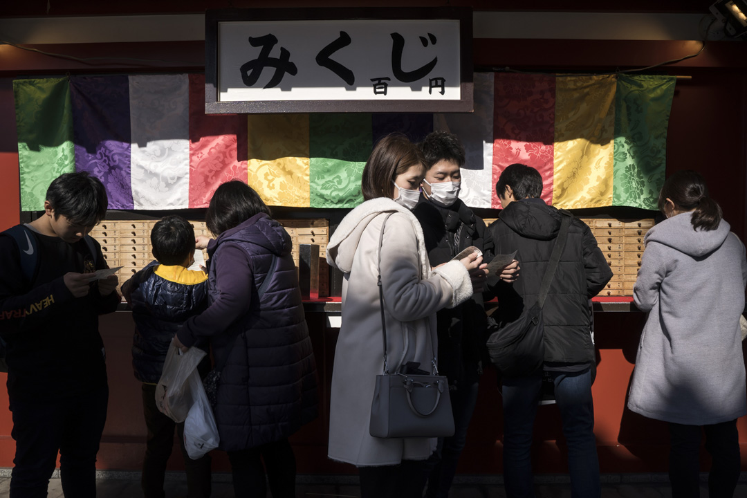 2020年2月2日，日本东京浅草区的一座寺庙里，游人都戴著口罩。