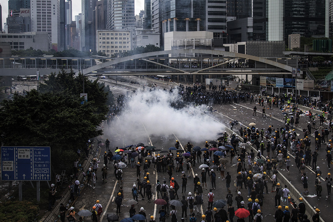 2019年6月12日香港金钟，大批香港市民占领金钟立法会和政府总部附近的街道，以阻止《逃犯条例》修订草案二读，警察施放催泪弹及布袋弹。