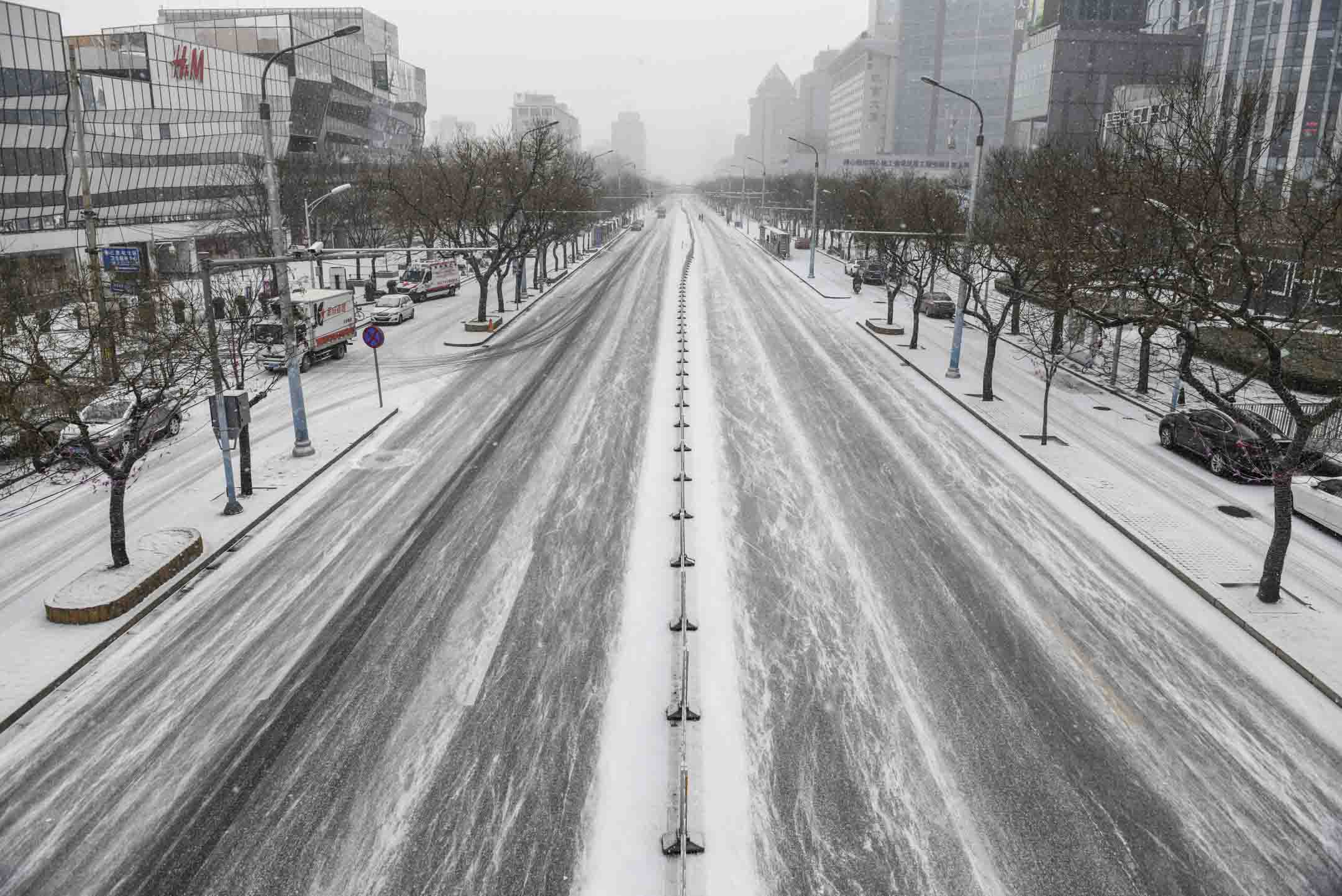 2020年2月5日，北京一条空荡荡的街道。因为肺炎疫情影响，中国不少公司与工厂都停工，商户停业，大量市民也不敢上街消费，多方面都对经济造成严重影响。