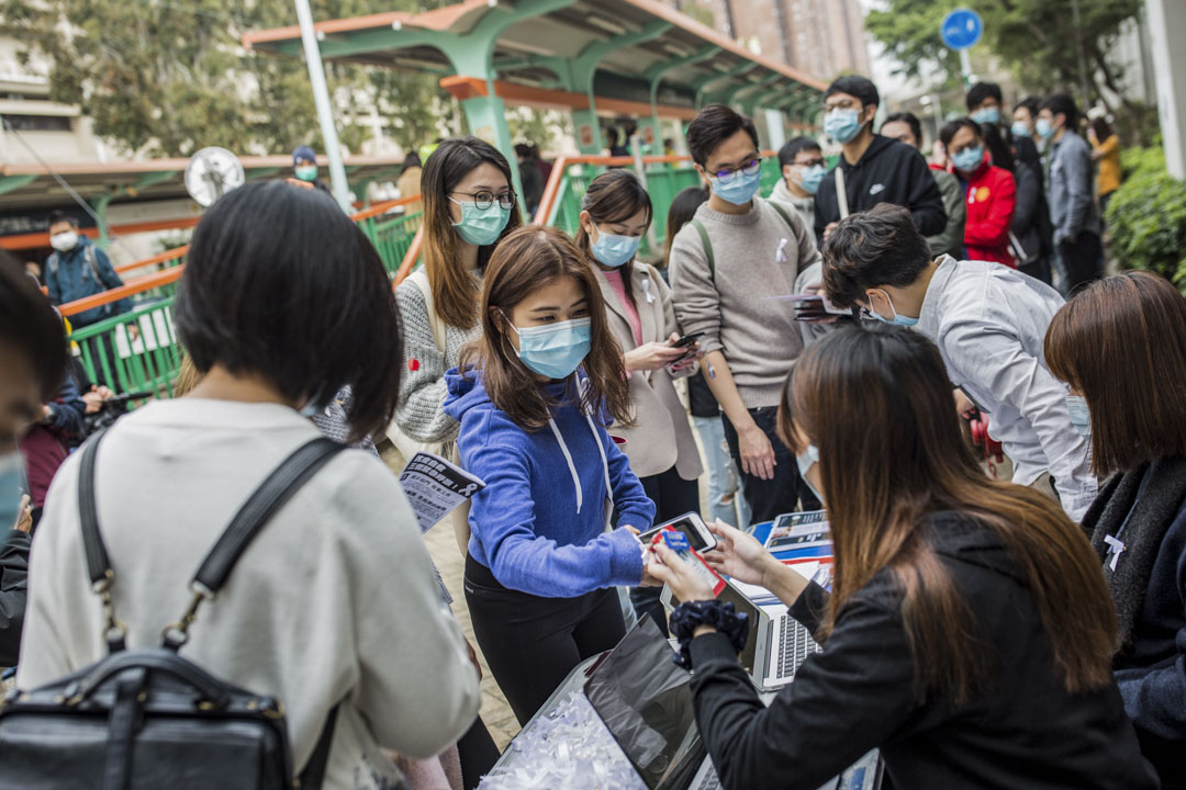 2020年2月3日，屯门医院医护罢工的街站有不少罢工医护正在轮候登记，不少人佩戴白丝带为记。