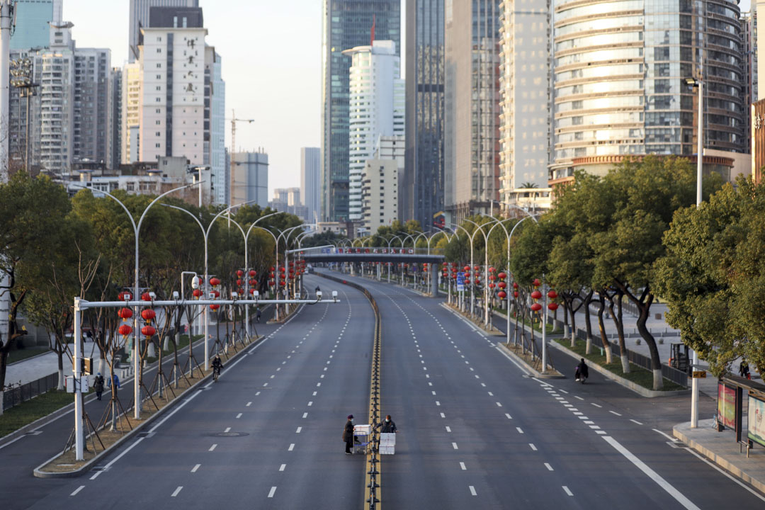 2020年2月20日，武漢兩名工人在協和醫院外的路上運送貨物。