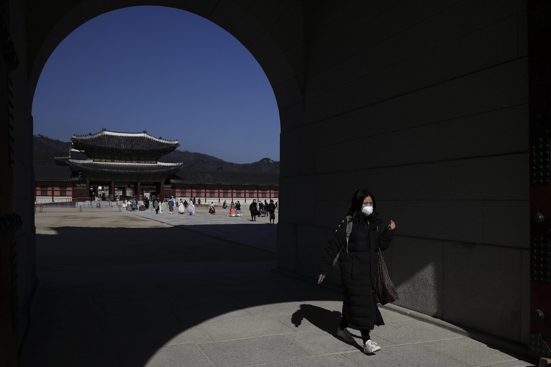 2020年2月3日，首爾景福宮外，一名女子戴著口罩。