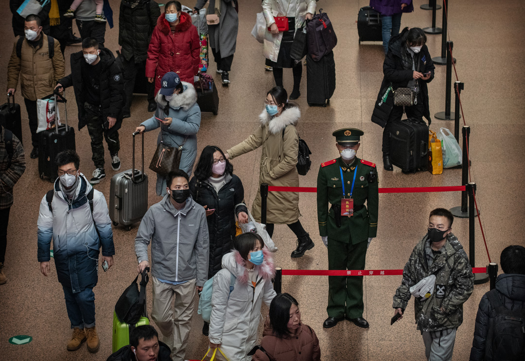 2020年1月23日，北京车站内不少人赶在春节前乘火车回乡。