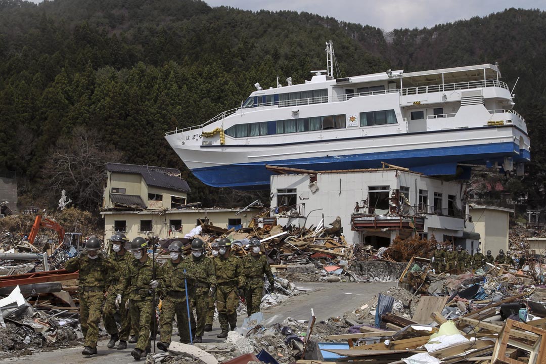 2011年4月25日，日本自衛隊成員在岩手縣搜索地震和海嘯的遇難者遺體。