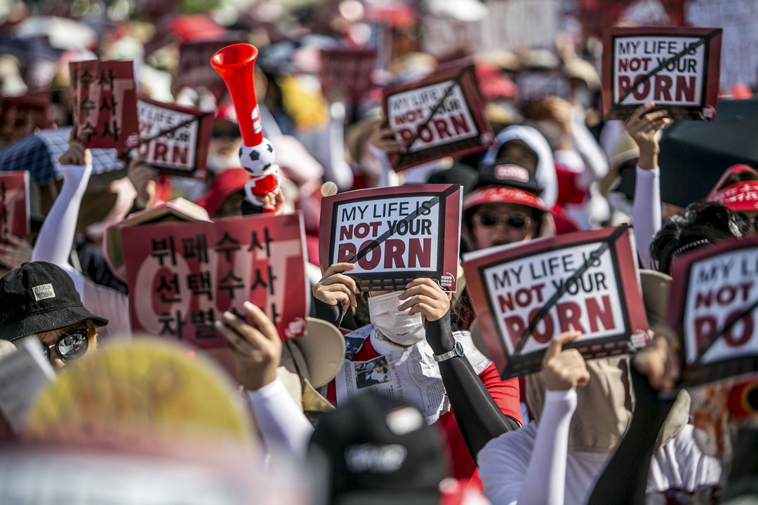 2018年8月4日，韩国首尔超过4万名妇女举行抗议，敦促政府采取措施解决涉及偷拍色情照片的罪案问题 。 