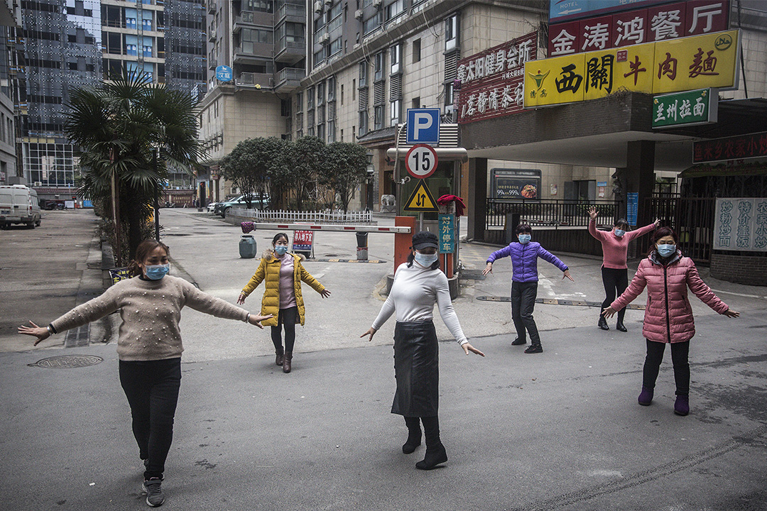 2020年1月27日，中国武汉市一群妇女戴着口罩跳舞。