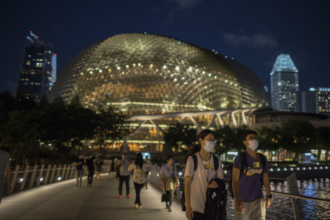 2020年2月7日，新加坡个主要旅游景点，不少市民都戴著防护口罩。