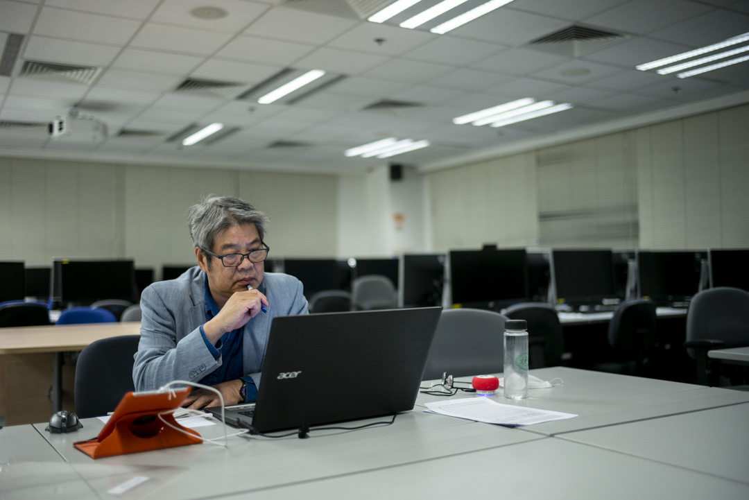 2020年3月19日，近年在香港浸會大學碩士班當兼職講師的施永遠在校園內的電腦室向學生遙距教學。