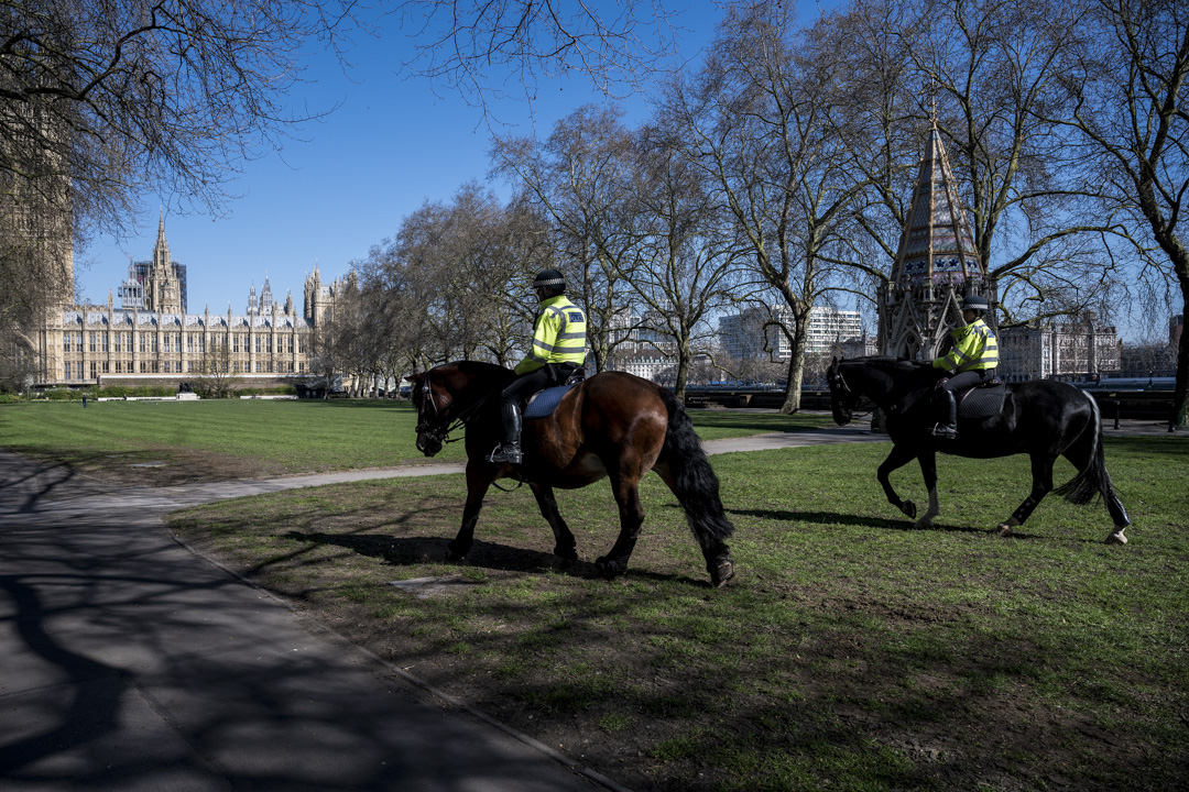 2020年3月25日，英国伦敦的警察正在国会大楼附近巡逻。