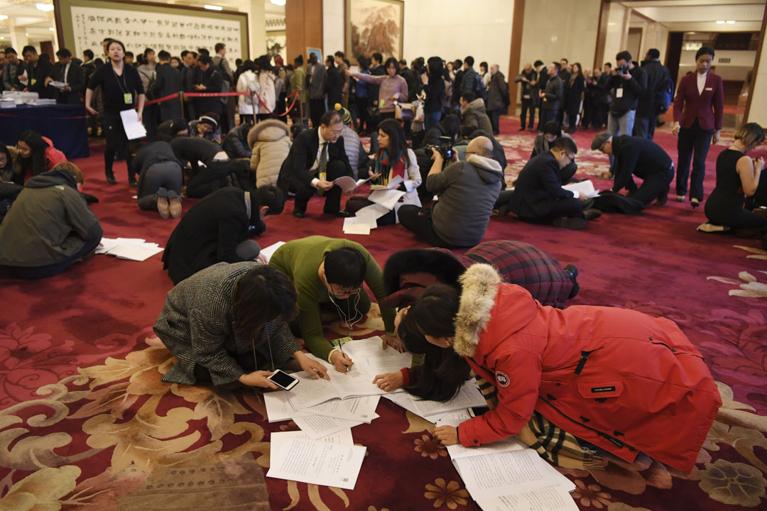 2018年3月5日，北京人民大会堂举行的全国人民代表大会开幕会议前，记者在大堂工作。