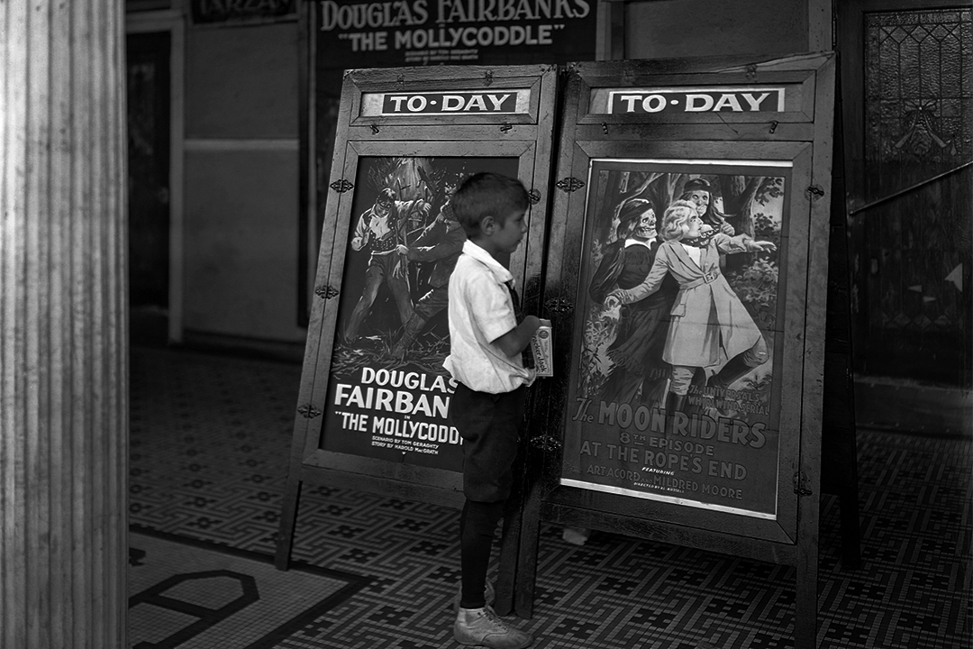 1920年一个小男孩看著美国电影院的海报。