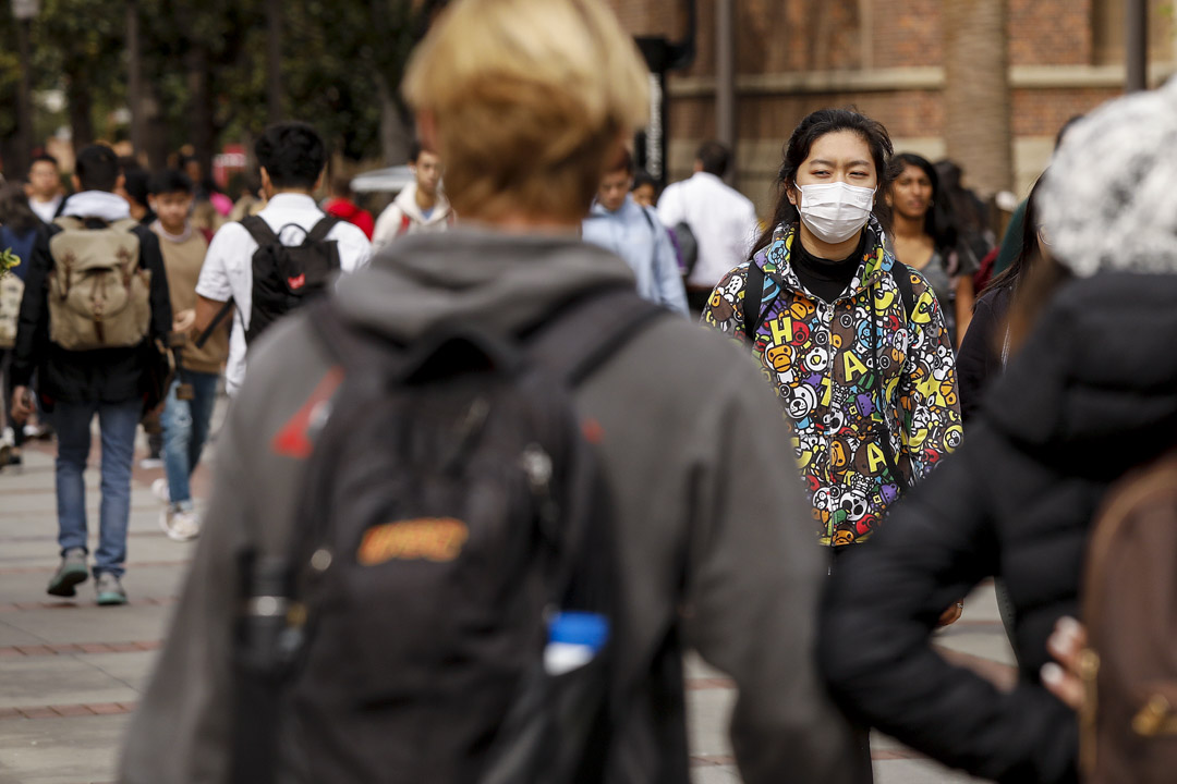 2020年3月9日，美国南加州大学的学生正在校园内行走。