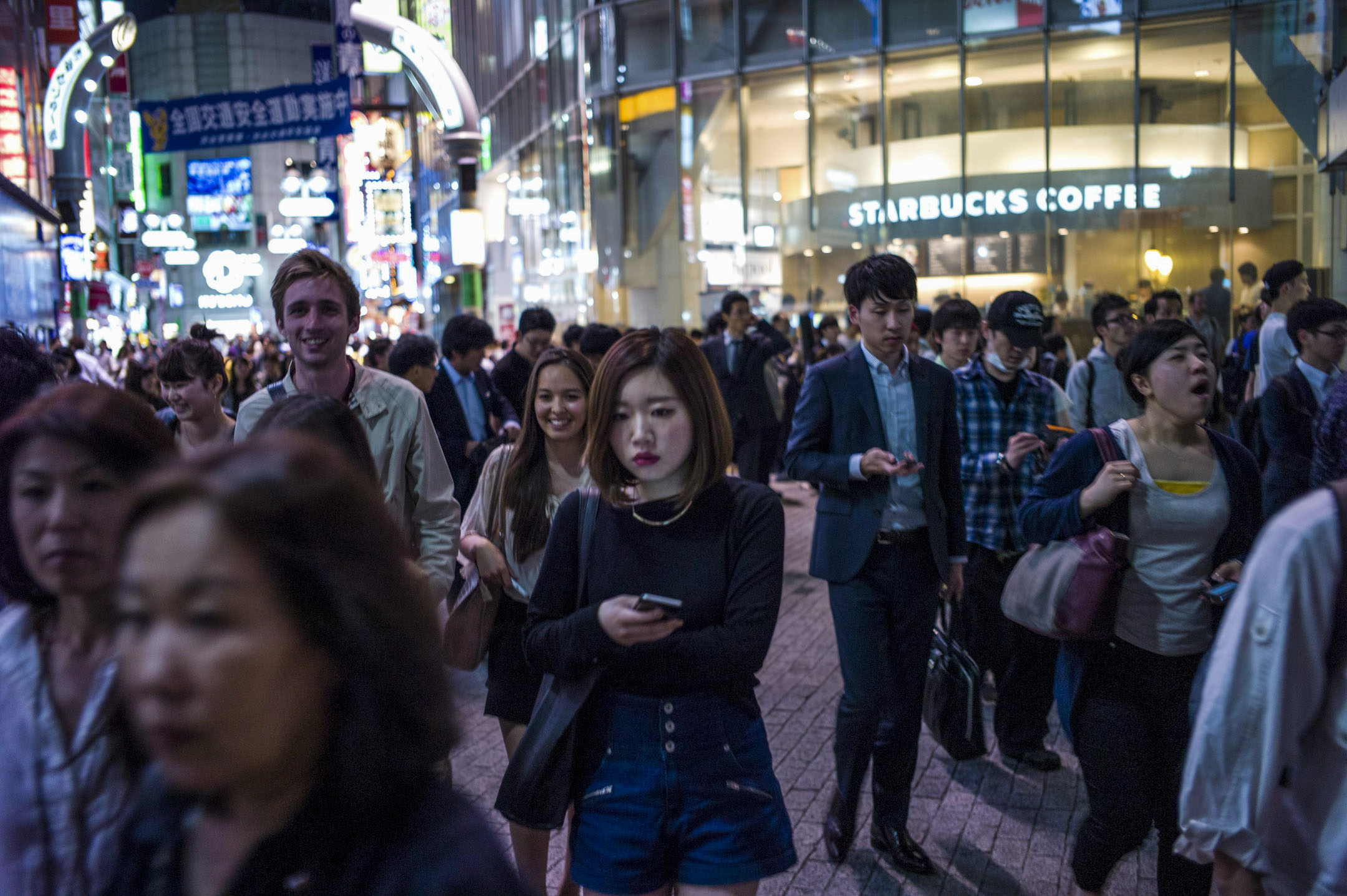 2015年，日本涩谷商店街上人来人往。