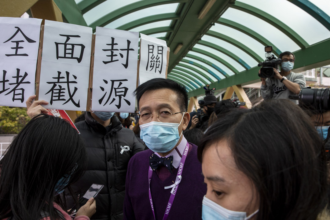 2020年2月3日，香港医护开始发起一连7天罢工，玛丽医院有医护摆设街站，黎青龙出现在现场，支持医护，不过他强调自己不是支持罢工，而是希望支持医护和封关的诉求。