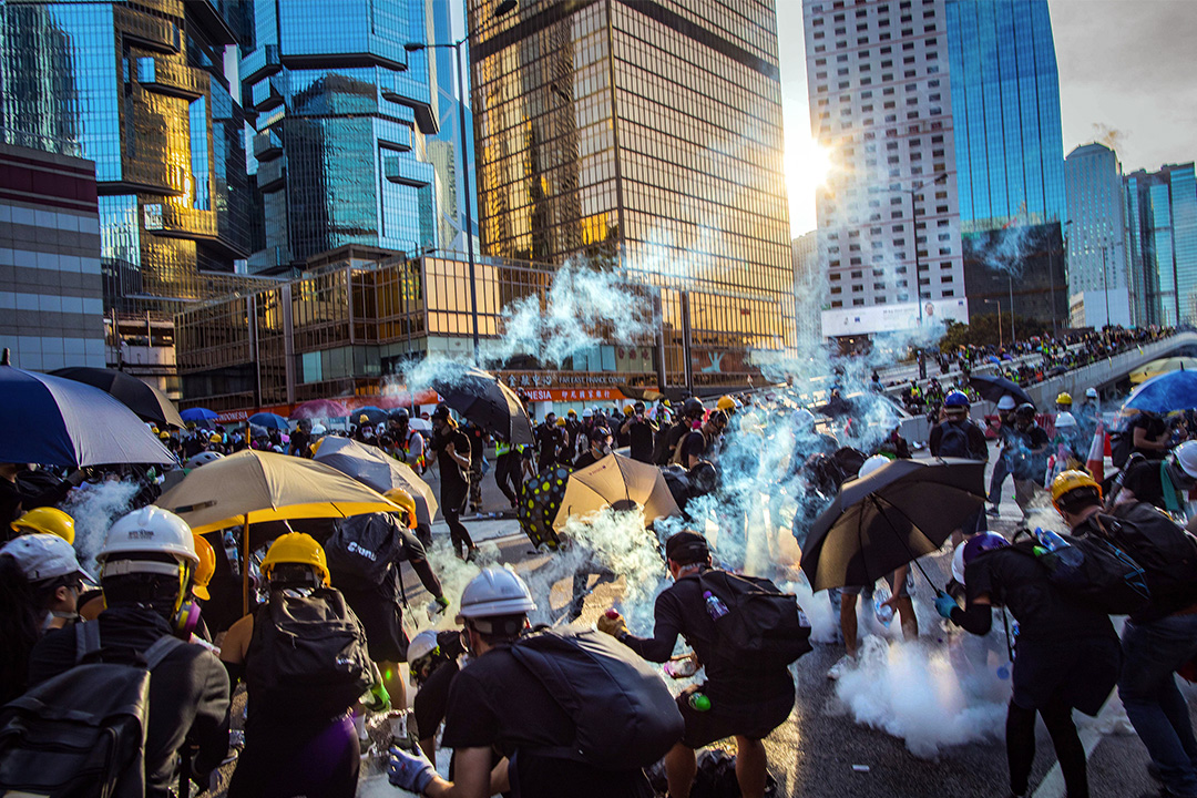 2019年8月6日香港反修例运动，香港金钟政府总部外，警方向占领马路的示威者施放催泪弹。