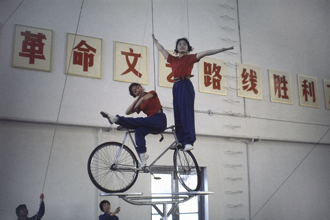 1976年，北京的一所學校的女體操運動員在訓練。