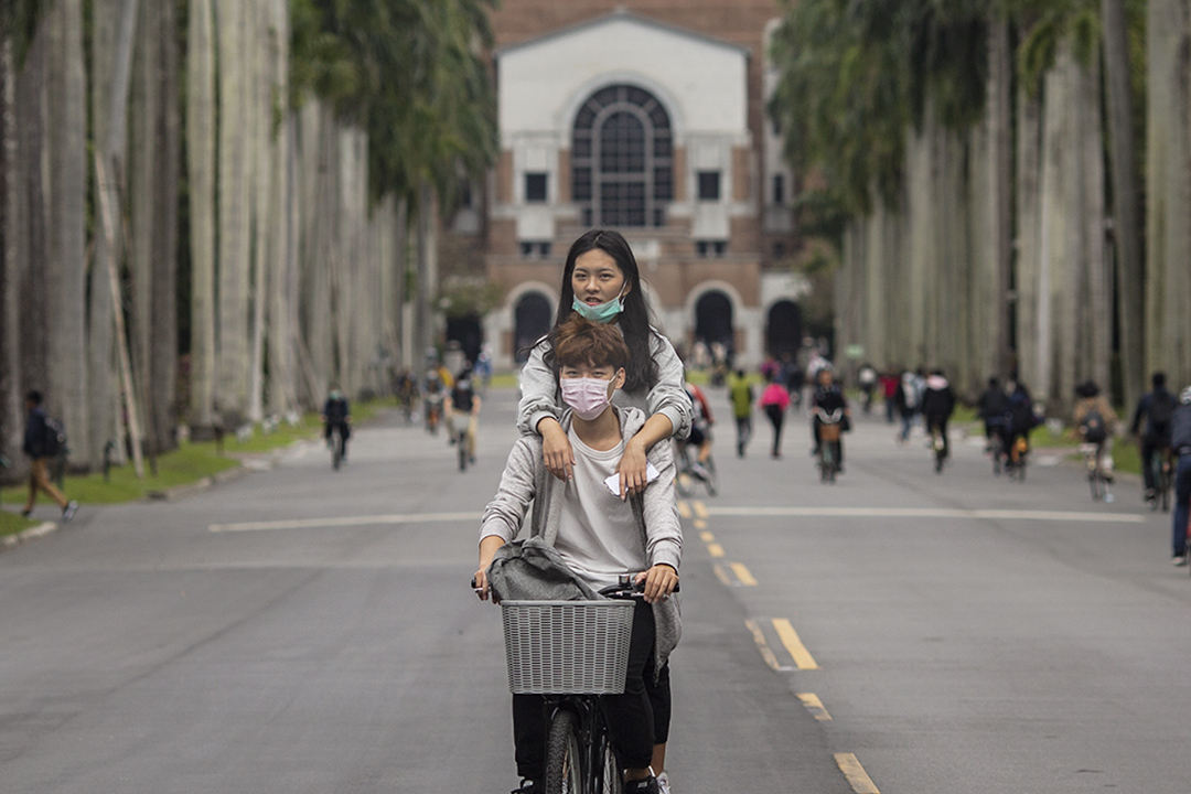 2020年3月6日，国立台湾大学椰林大道上学生在骑著自行车。